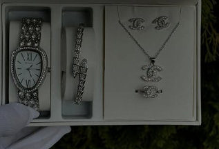 Комплект с наручными часами для женщин