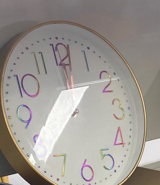 Horloge murale colorée élégante