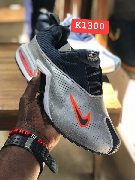 sport shoes 