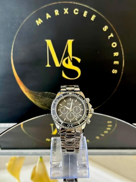 Women's wristwatch with metal bracelet