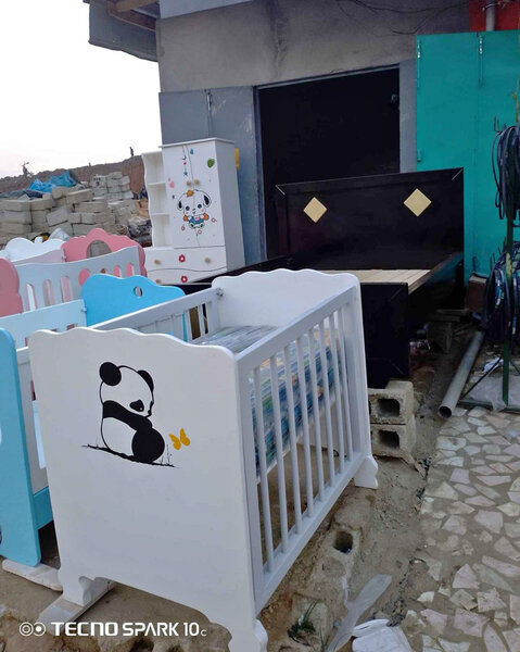 Lit bébé avec commode intégré