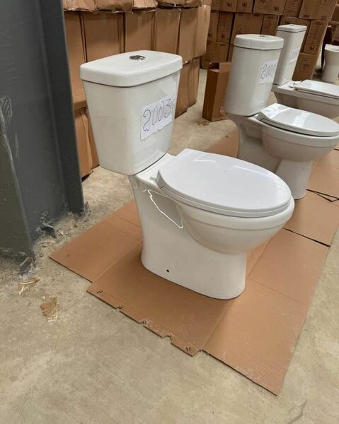 Toilette compacte en céramique blanche