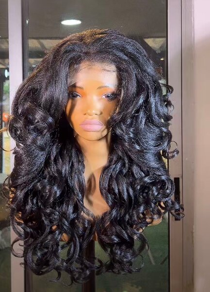 Perruque en dentelle bouclée