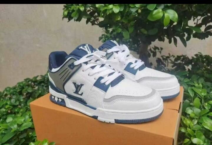 Baskets LOUIS VUITTON LV