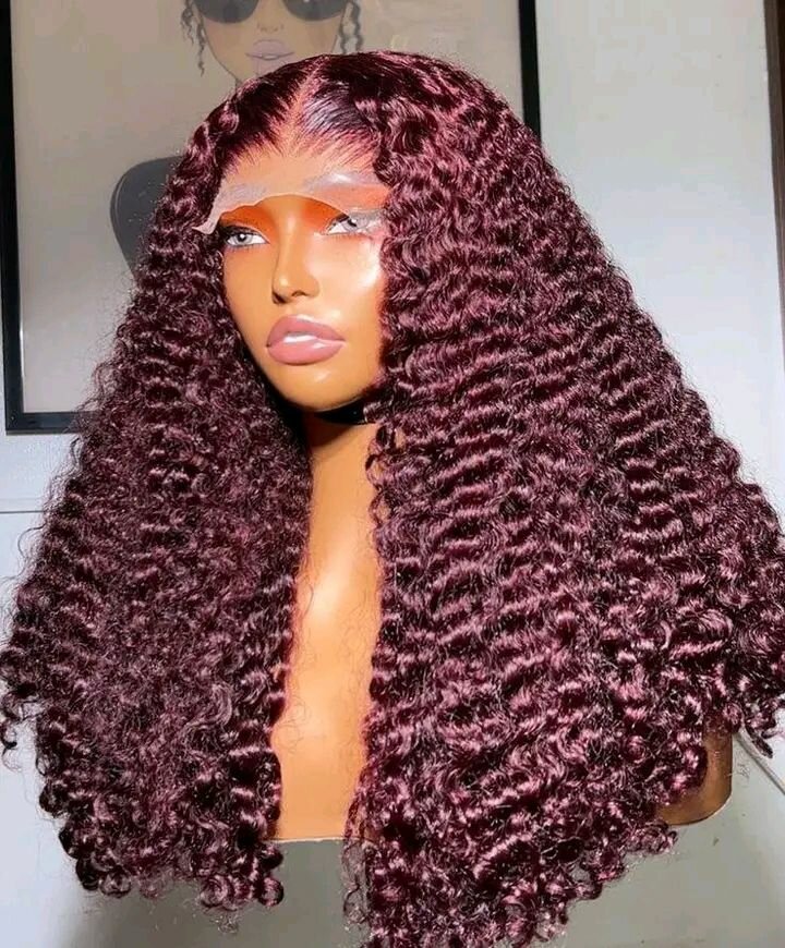 Perruque synthétique bouclée