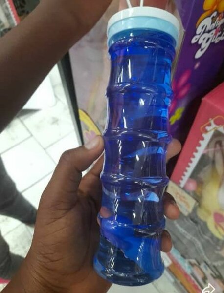 Bouteille d'eau colorée