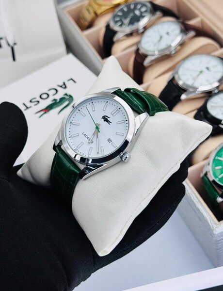 Montre élégante en acier