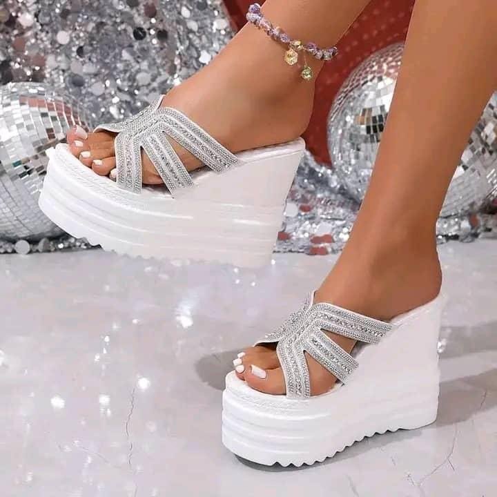 Sandales à talons compensés