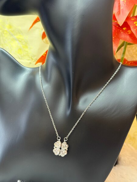 Collier pendentif élégant