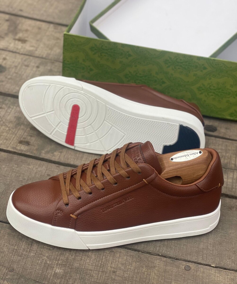 TOMMY HILFIGER BROWN AND WHITE