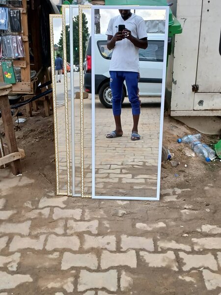 Grand miroir à cadre décoratif