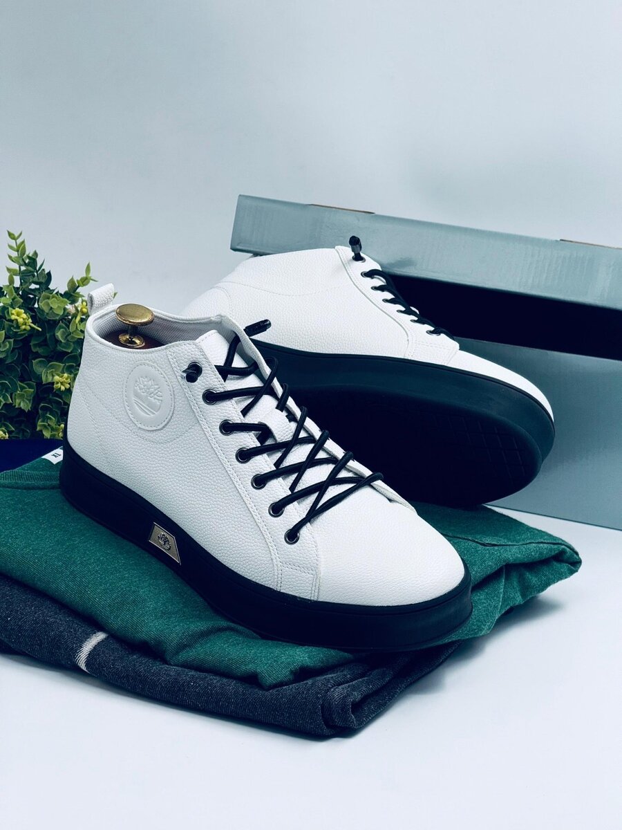 TIMBERLAND WHITE AND BLACK