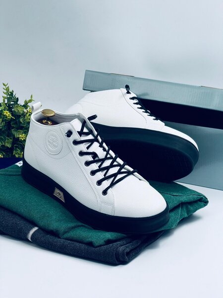 TIMBERLAND WHITE AND BLACK