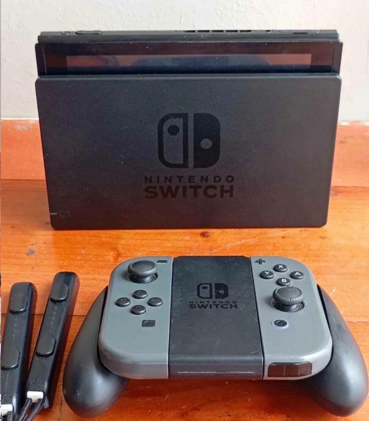 Console Nintendo Switch avec jeux et accessoires