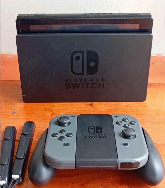 Console Nintendo Switch avec jeux et accessoires