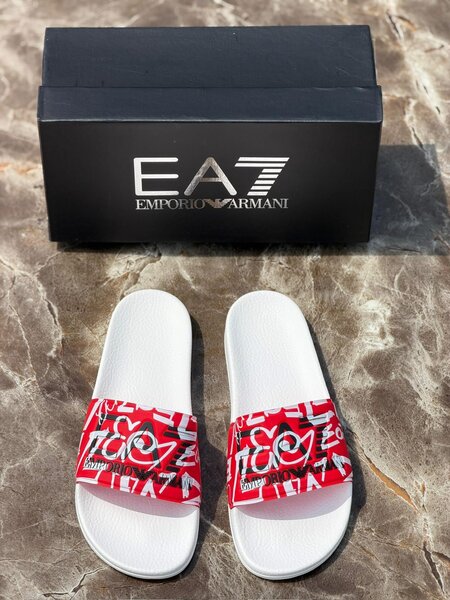 Claquettes EA7 blanches et rouges