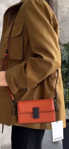 Компактная яркая кроссбоди сумка от BERSHKA оранжевая