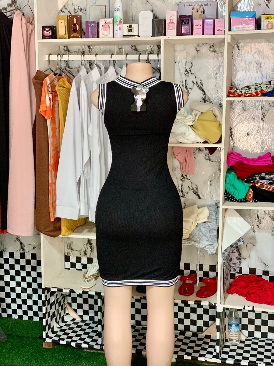 Robe noire chic sans manches