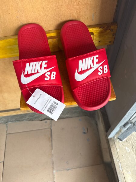 Tongs Nike colorées unisexes