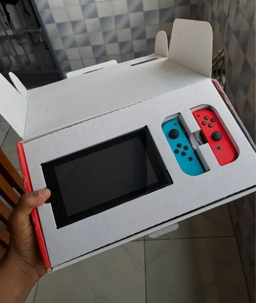 Nintendo Switch avec manettes rouge et bleu