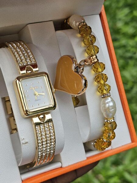 Montre femme dorée élégante