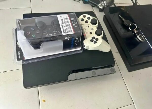 Console PS3 avec manettes