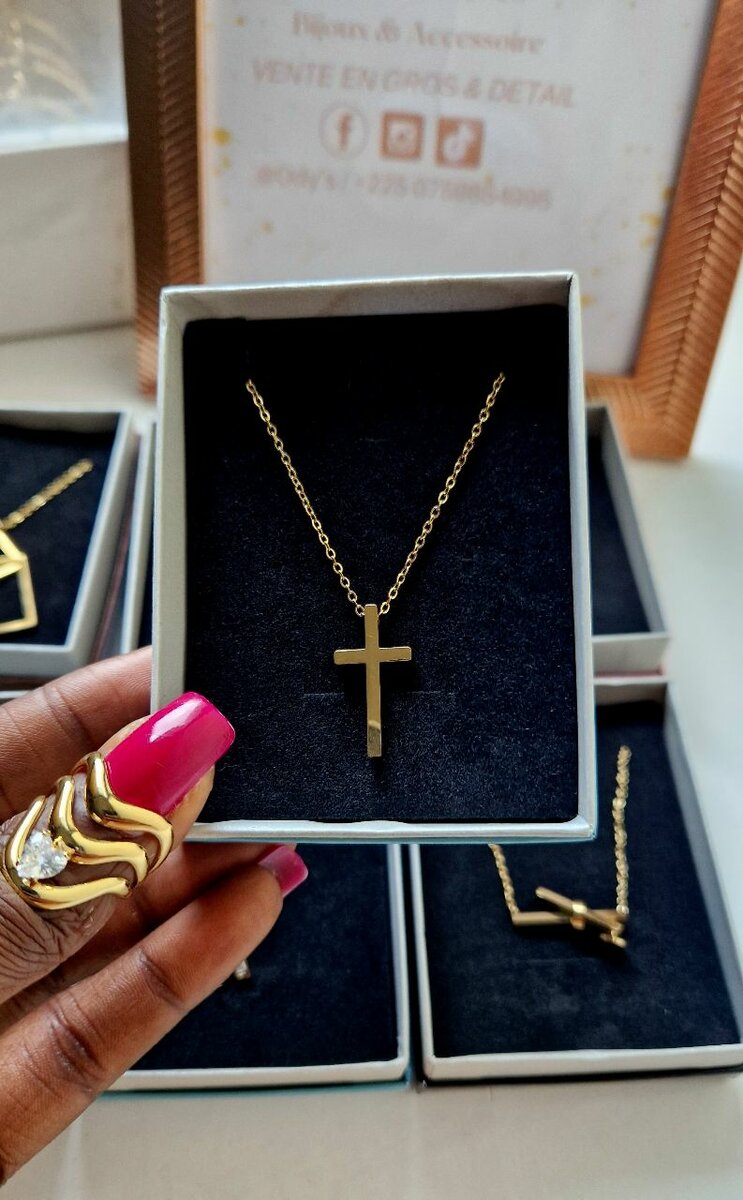 Collier pendentif croix élégant