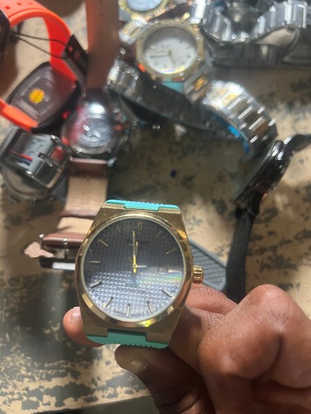 Montre dorée sportive homme