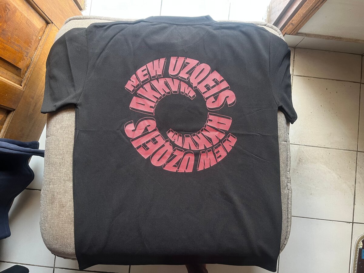 T-shirt noire imprimée rétro