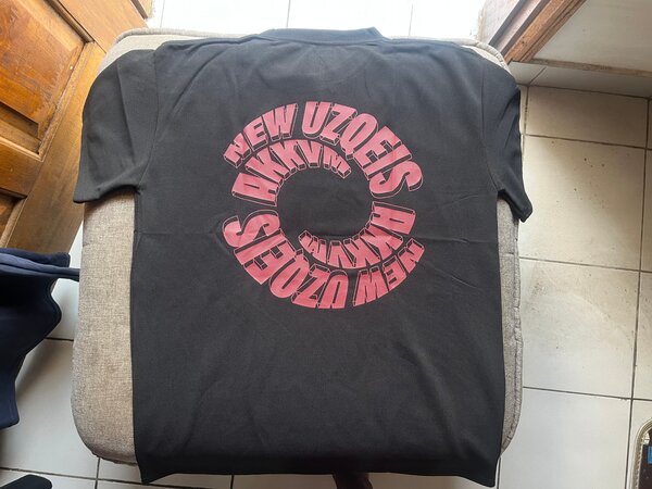 T-shirt noire imprimée rétro