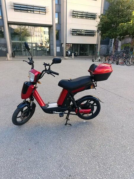 Scooter électrique urbain rouge