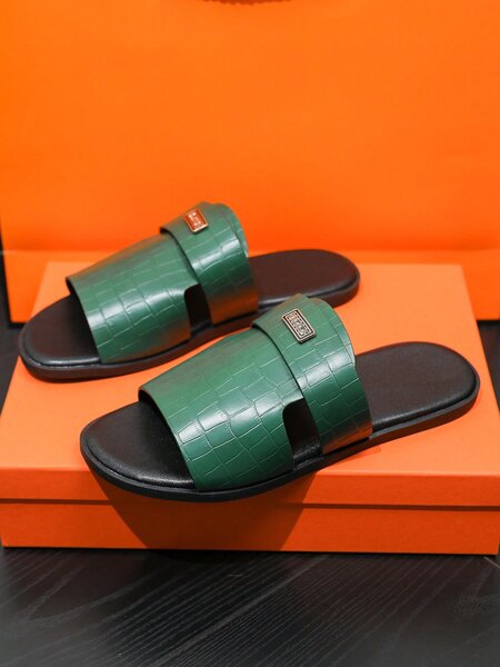 Claquettes en cuir épuré