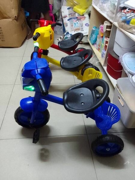 VÉLO TRICYCLE MUSICAL ET LUMINEUX  POUR  LES BOUDCHOUS