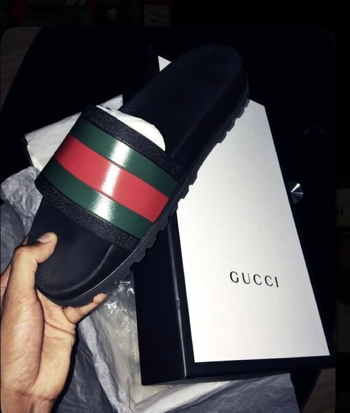 Claquettes luxueuses avec bandes colorées