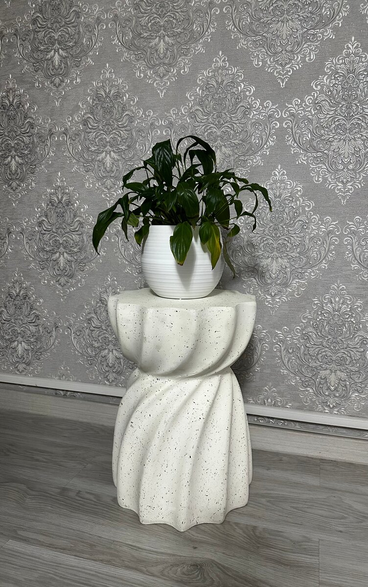 Белый журнальный стол