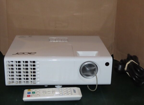 Acer P1173 Projecteur 3000 Lumens 3D + télécommande 
