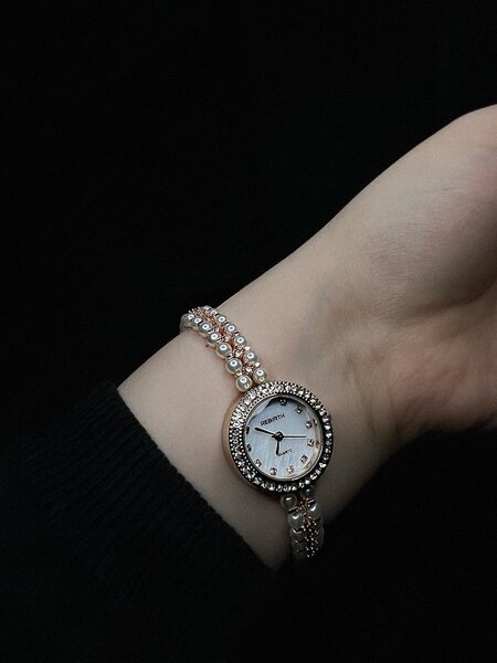 Кварцевые часы с жемчугом