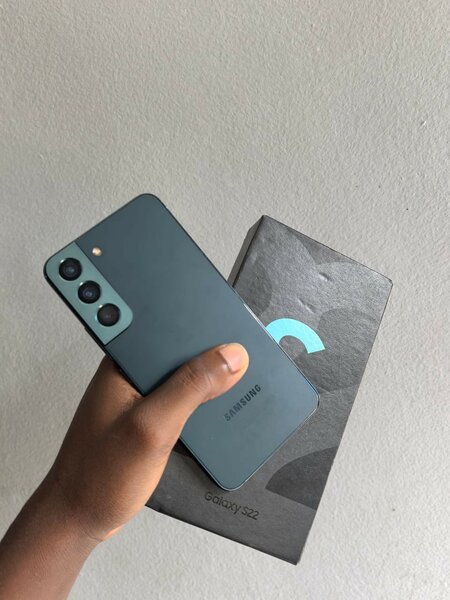 Samsung Galaxy S22 Smartphone