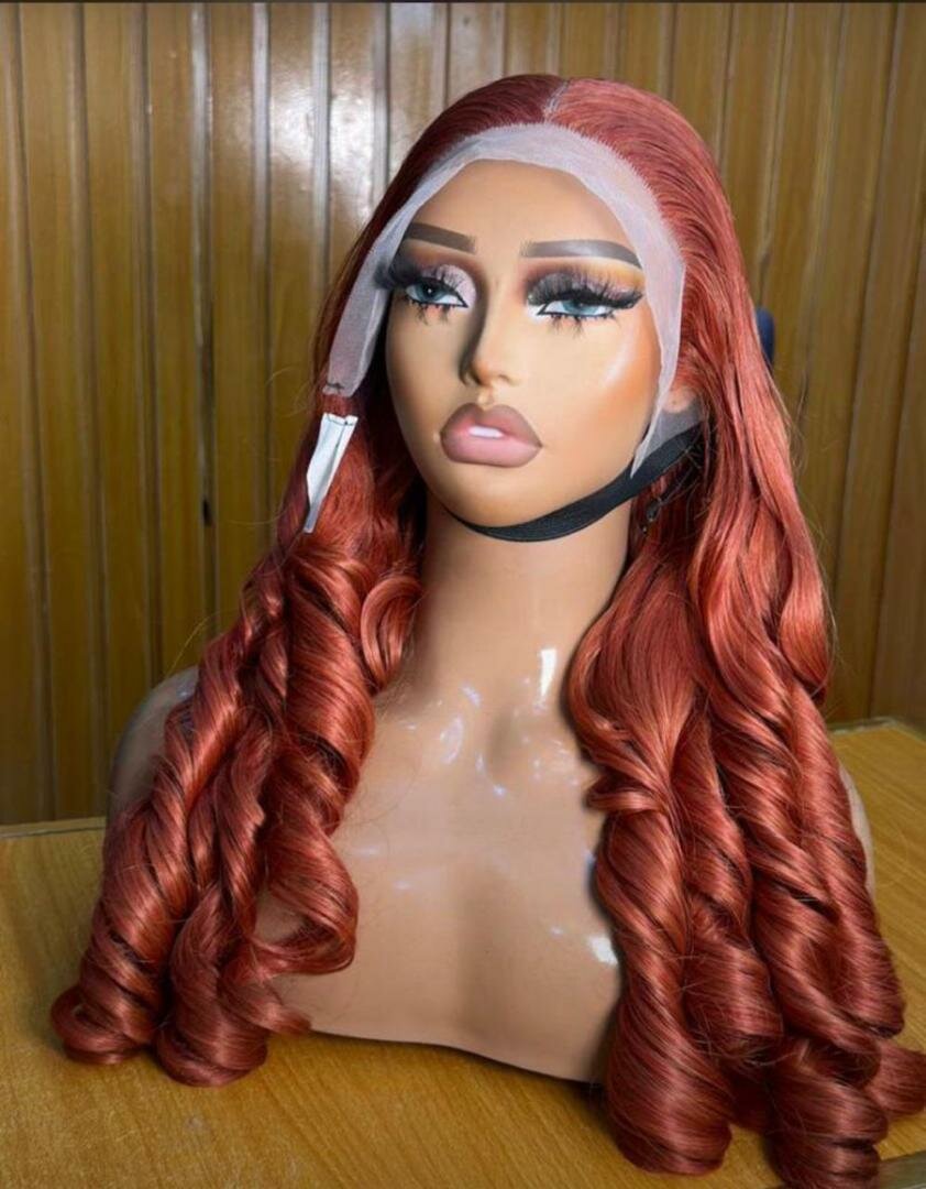 Perruque en dentelle bouclée