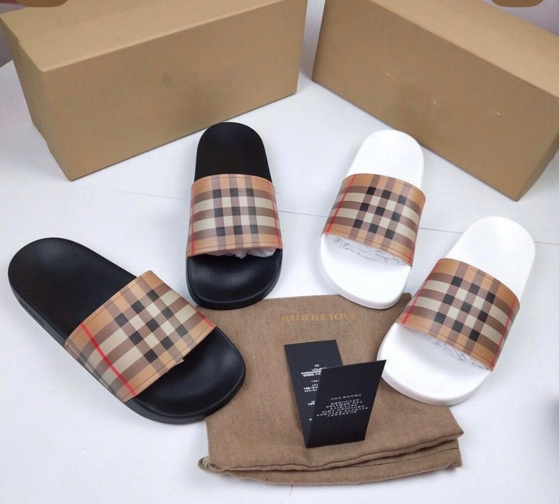 Claquettes à carreaux stylées