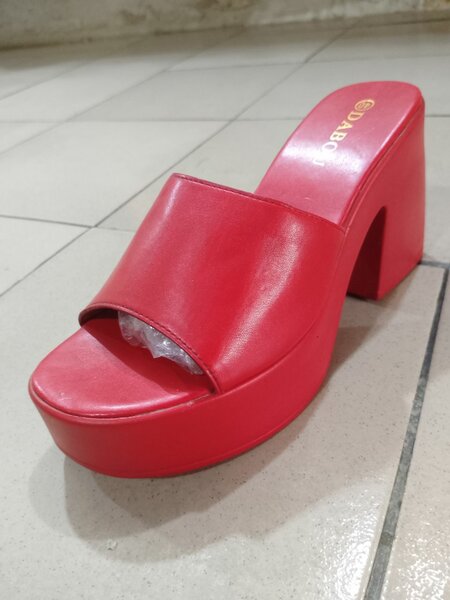 Mules rouges à talons hauts