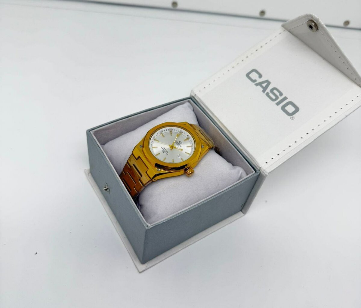 Montre Casio Dorée Élégante