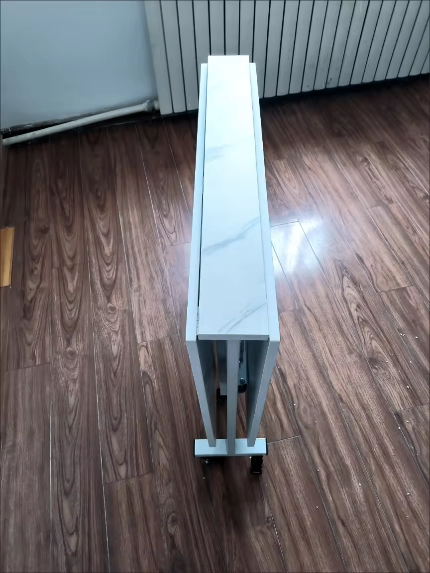 Table pliante à roulettes