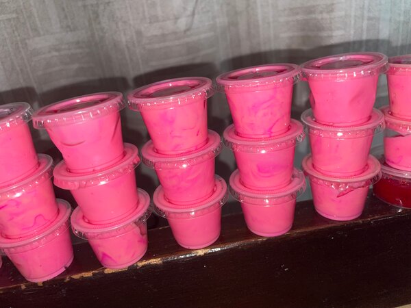 Pot de slime rose vif