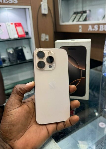 Smartphone moderne avec triple caméra