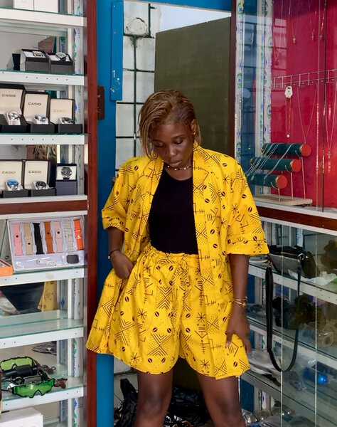 Tenue d'été jaune vibrante