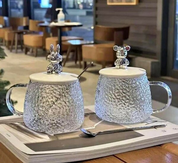 Tasses en verre avec couvercle décoratif