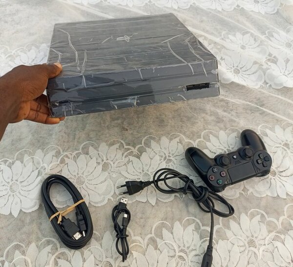 PS4 PRO CRAQUÉE AVEC 20 jeux