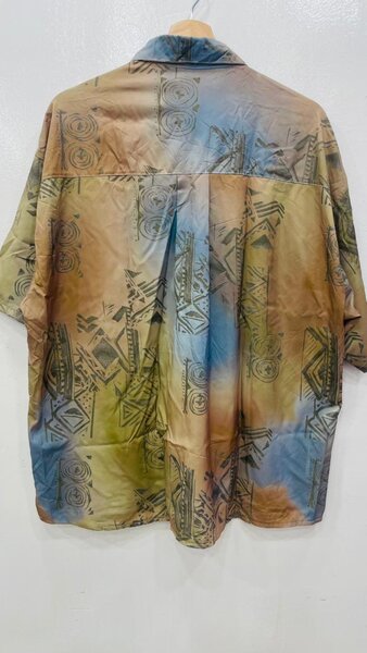 Chemise colorée à motifs