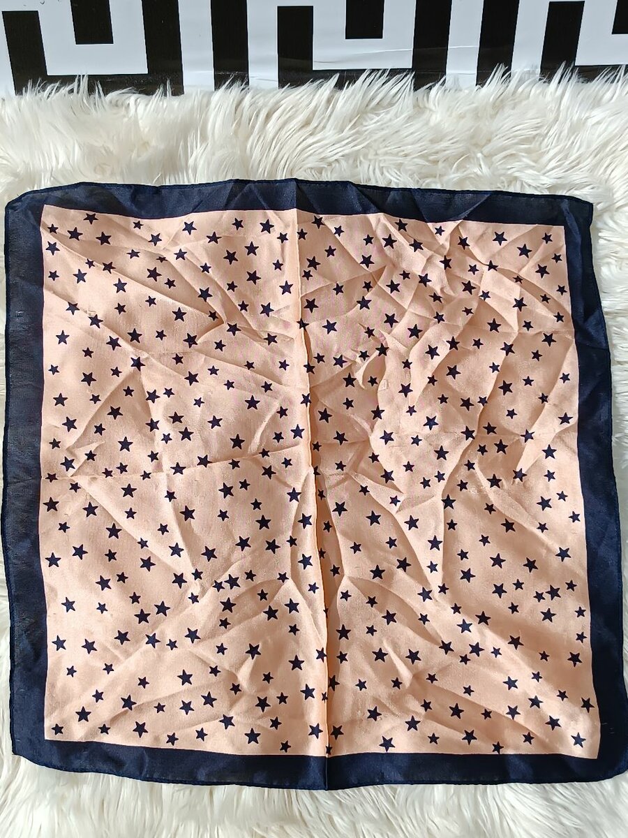 Écharpe en soie étoilée